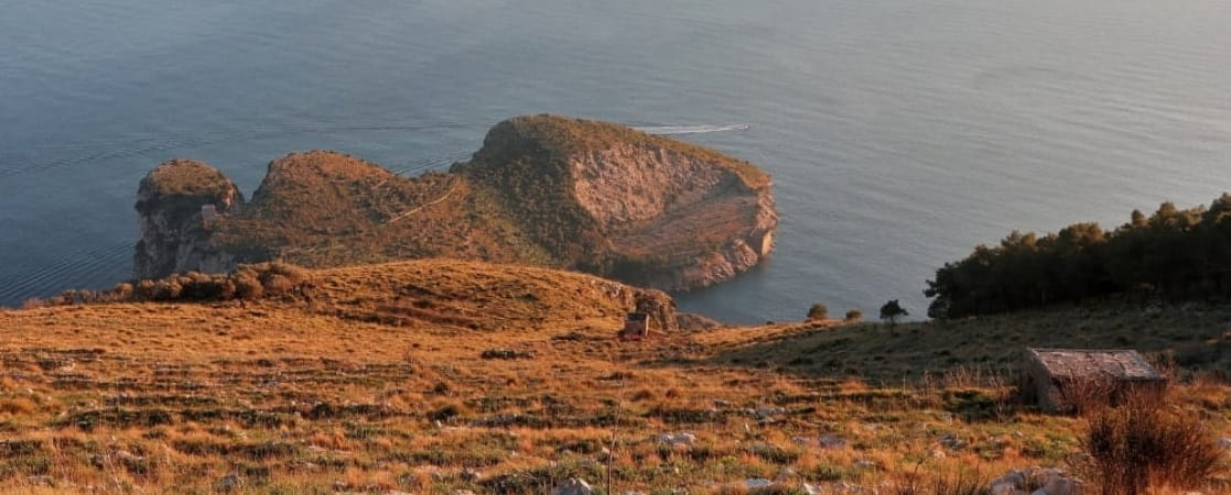 Baia di Ieranto hiking trail